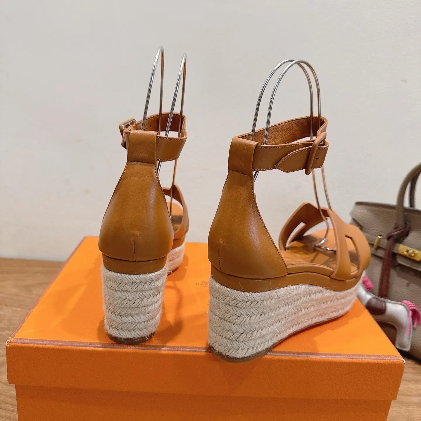 👟👟Ex-factory price 720👟👟 Hermes... a Eclair 2025 new color + popular series, the version is super positive, with a certain thickness, which makes the legs longer! Breathable, comfortable calfskin, spring and summer color matching, this item is both beautiful and comfortable! Channel supply code size: 35-39 can be ordered as 40.41 with airplane box ➕20